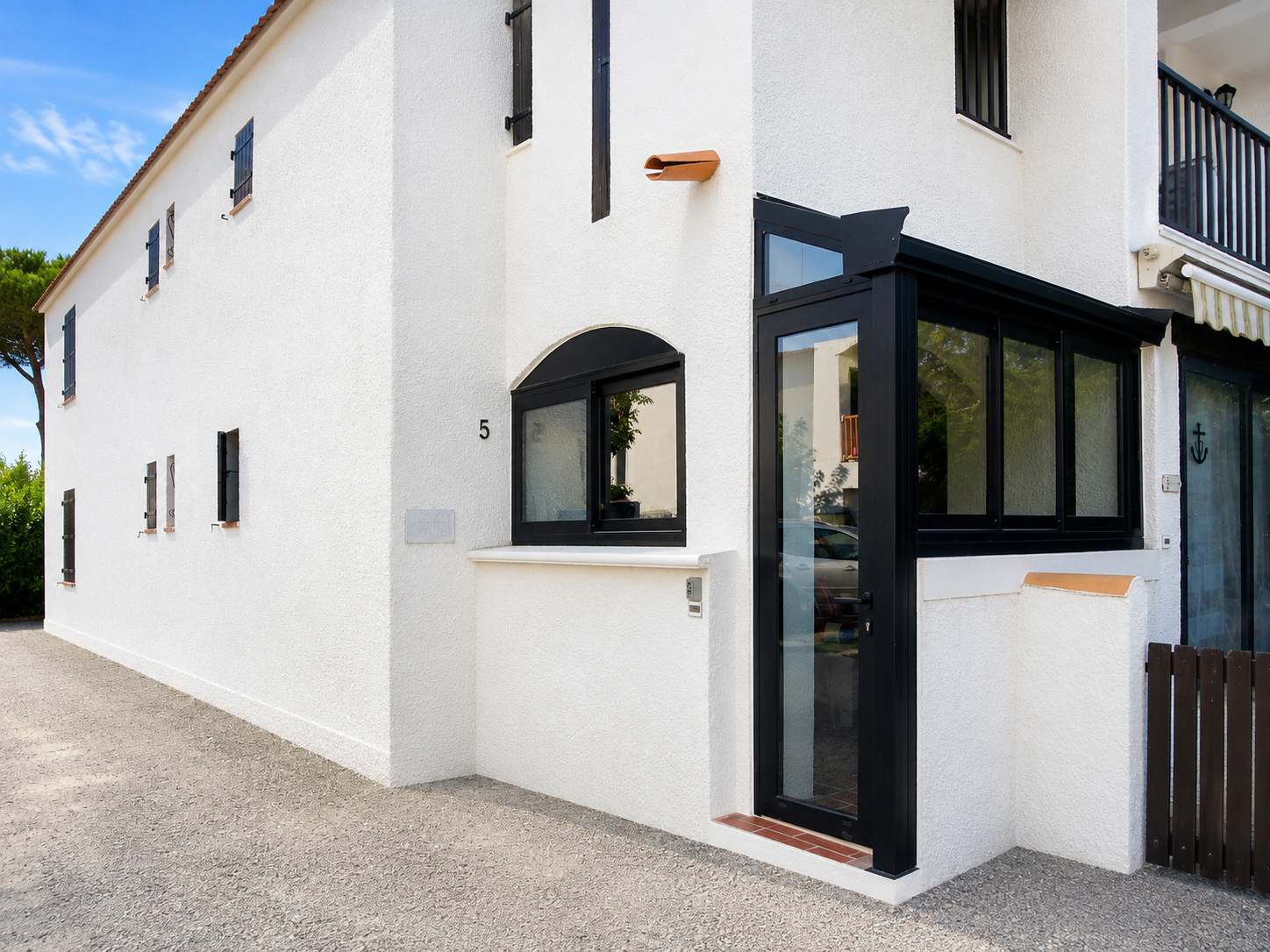 Véranda et entrée du mas en Camargue